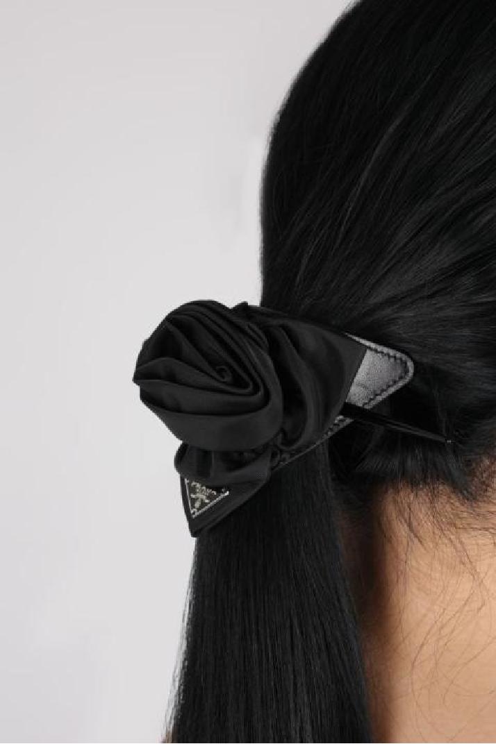 PRADA프라다 여성 헤어핀 smooth leather and Re-Nylon hair clip