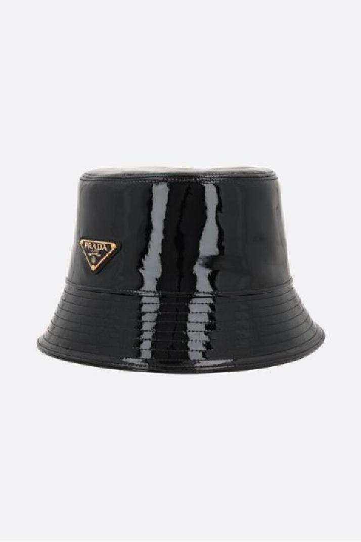 PRADA프라다 여성 모자 logo-detailed patent leather bucket hat